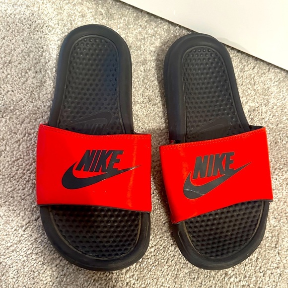 Nike Toddler Benassi Red Black Slip On Sport Sandal Slides Size 6Y - Picture 1 of 7